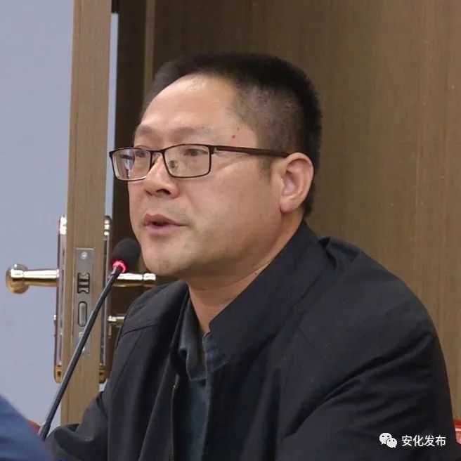 刘勇会参加安化县第十八届人大第一次会议第二代表团讨论