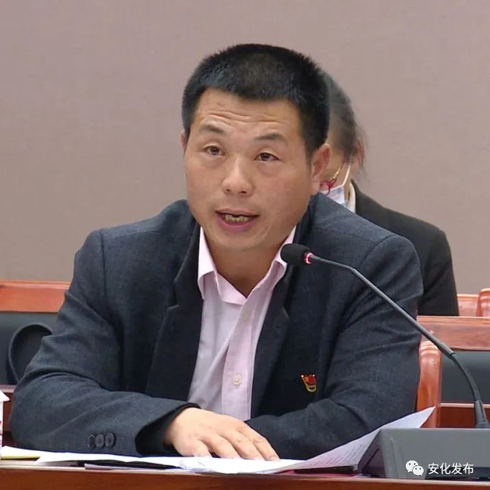 刘勇会参加安化县第十八届人大第一次会议第二代表团讨论