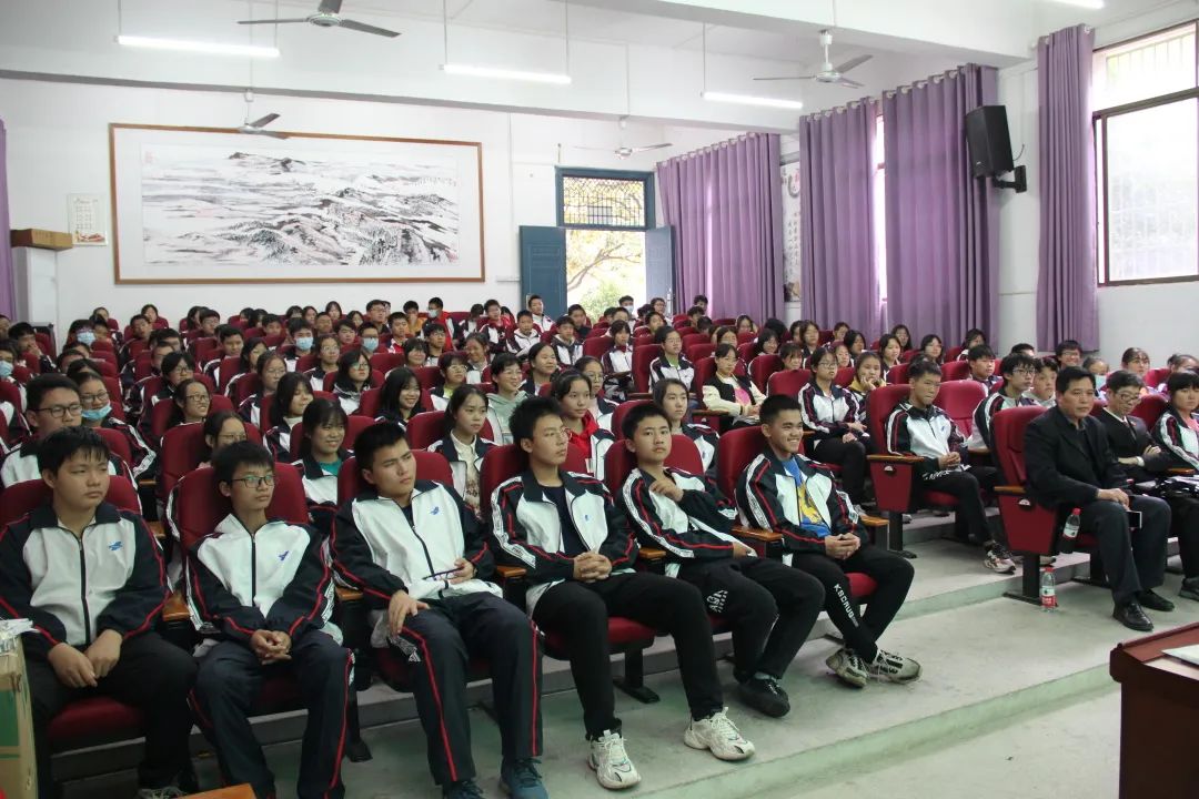 冷水滩区人民法院法制副校长走进永州市第二中学