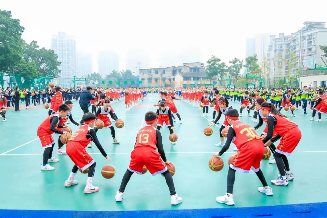 活力四射的《篮球小将》 杨公桥小学供图重视培养孩子们的运动意识是