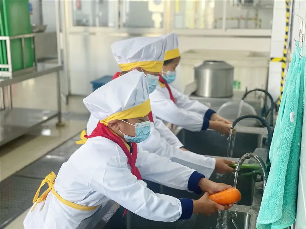 我是餐厅小帮厨 ——区白沙湾学校 拍摄者:纪瑶瑶