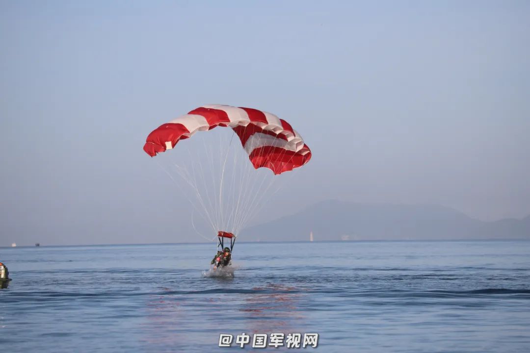 超震撼蛟龍突擊隊海上跳傘