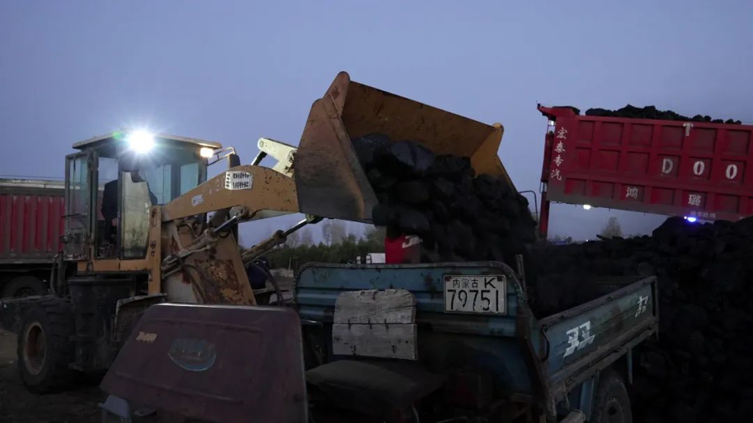 寒流赛跑奔驰在通往伊金霍洛旗各乡村的道路上横幅的拉煤车一辆辆挂着