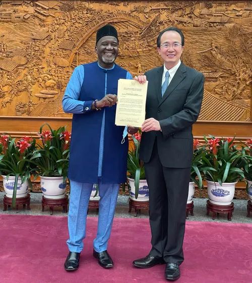 外交部礼宾司司长洪磊接受加纳新任驻华大使哈蒙德递交国书副本