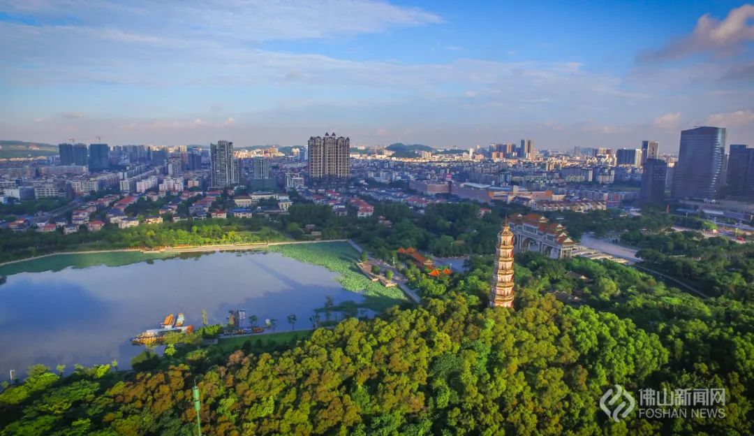 順峰山公園總面積8209畝,依據青雲塔,太平塔等歷史古蹟及山勢地貌形成