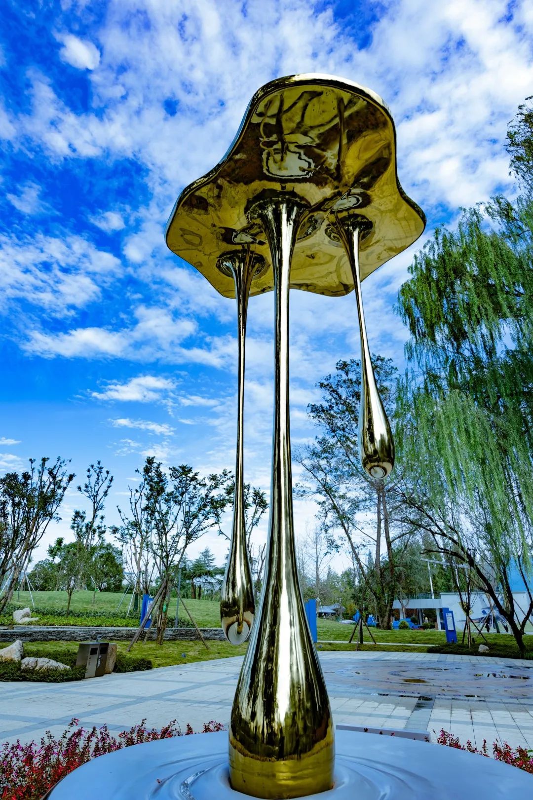 翼龙枭龙首次组团亮相成飞公园上新