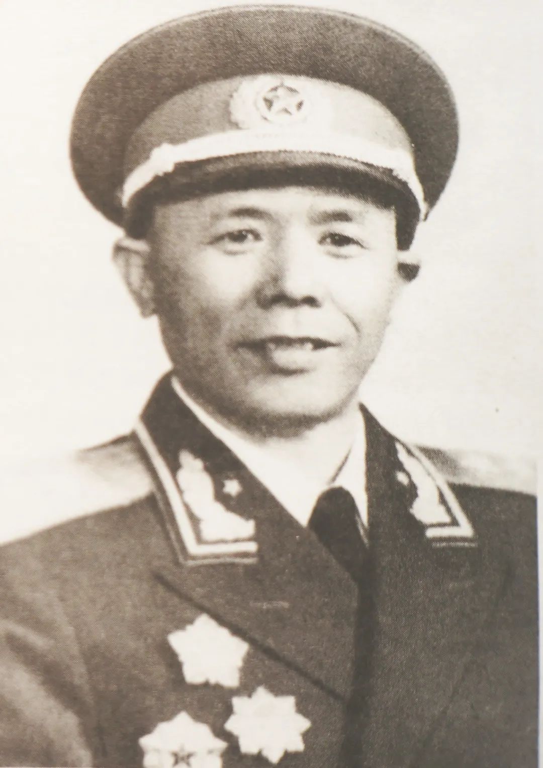 中國人民志願軍第六十五軍軍長,江西永新縣人,他被朝鮮《勞動報》譽為