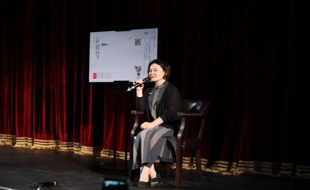 语言与文明系主任董梅老师为校长们带来了"红楼梦"系列主题讲座的第一