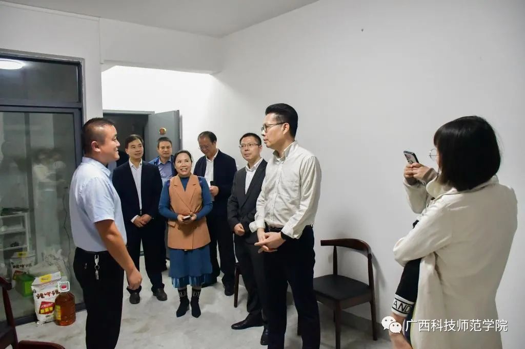 校党委书记张鹏,副校长周叮波一行来到学校19栋高层次人才孙勇家校