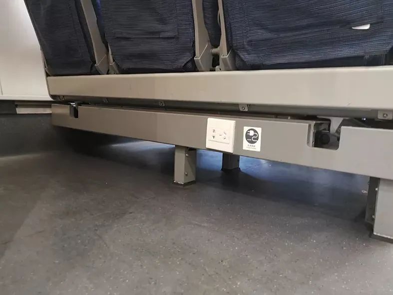 座椅的下方1高铁动车组列车在桌板下方设有电源插座餐车车厢每个包厢
