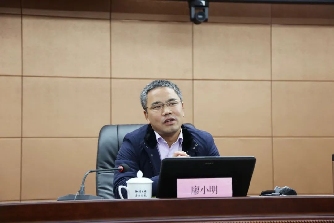 筑牢意识形态阵地拧紧思想政治建设总开关