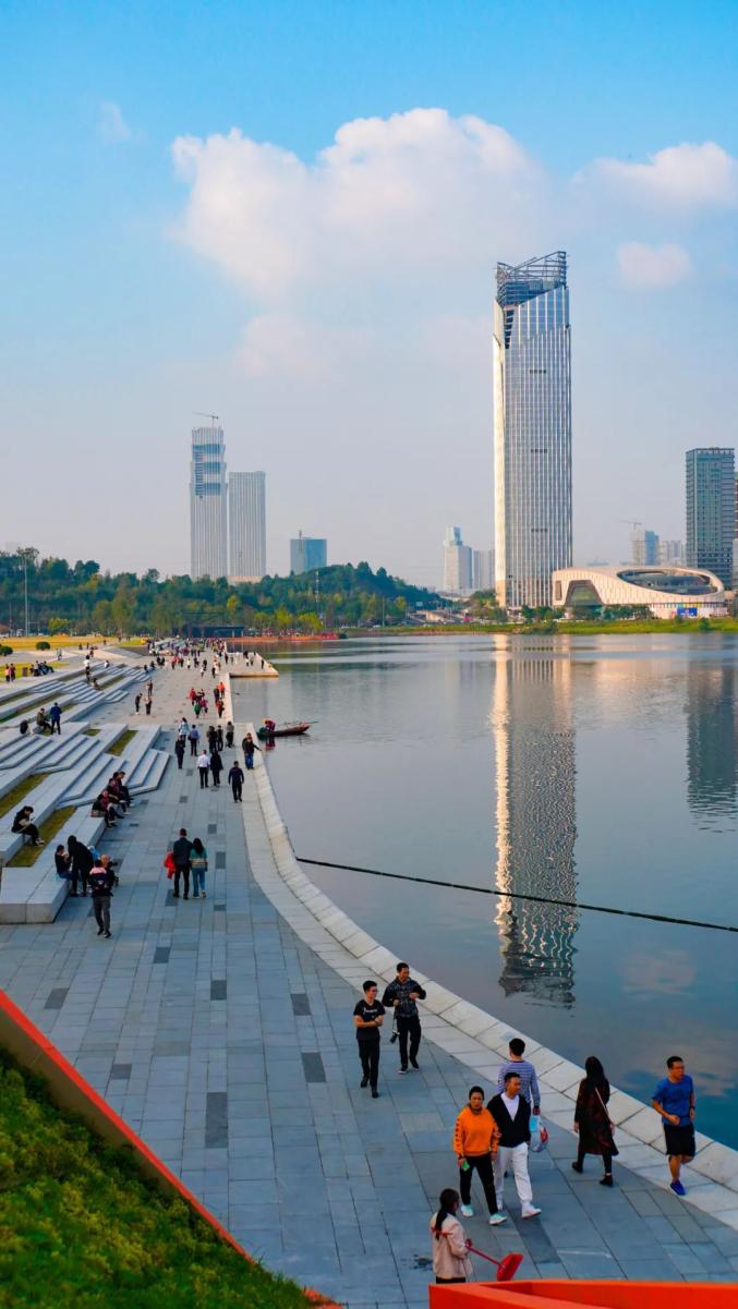 湖滨广场"世界之巅"石雕选取自然石材以喜马拉雅山脉和珠穆朗玛峰的