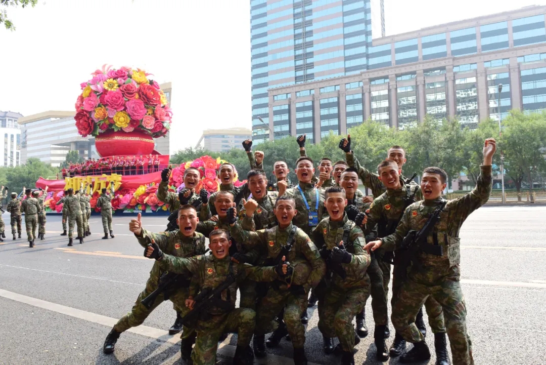 100年100人42邵林钢铁与玫瑰的互动