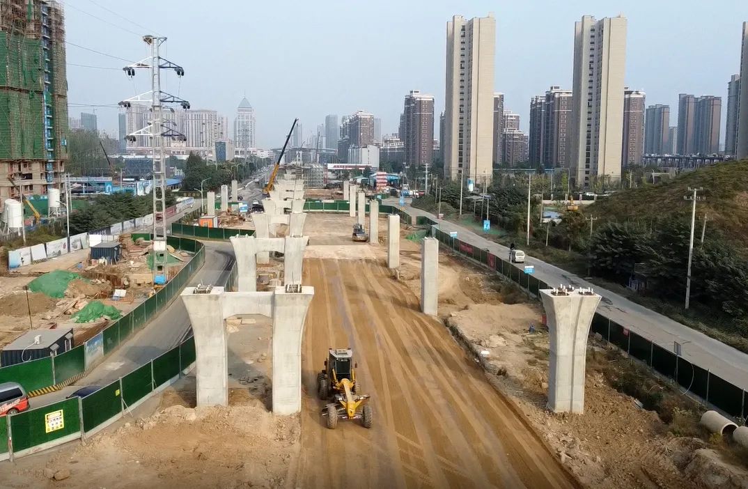 城东大道剩余工程拥军路-学院东路段(2标)目前已开始箱梁支架搭设