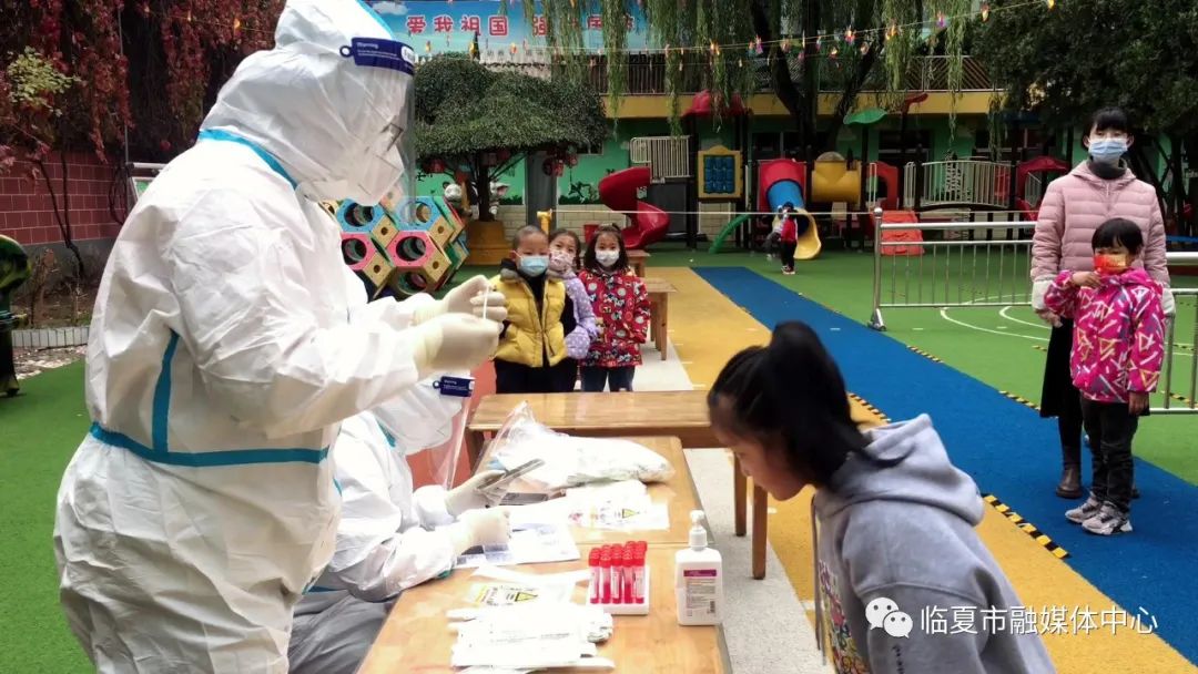 真暖臨夏市幼兒園核酸檢測這一幕太感人了