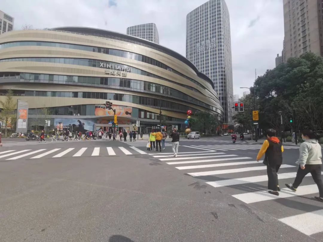 太阳宫门前变了就像站在世界的中心