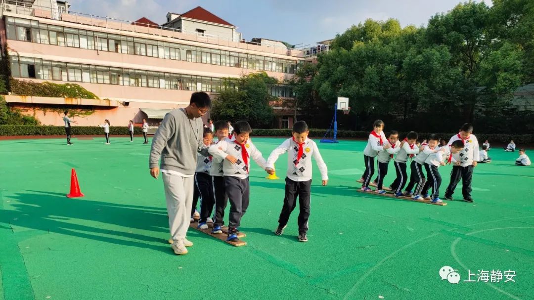 据阳曲路小学具体负责民俗文化艺术活动的教导主任李昀介绍,该校在