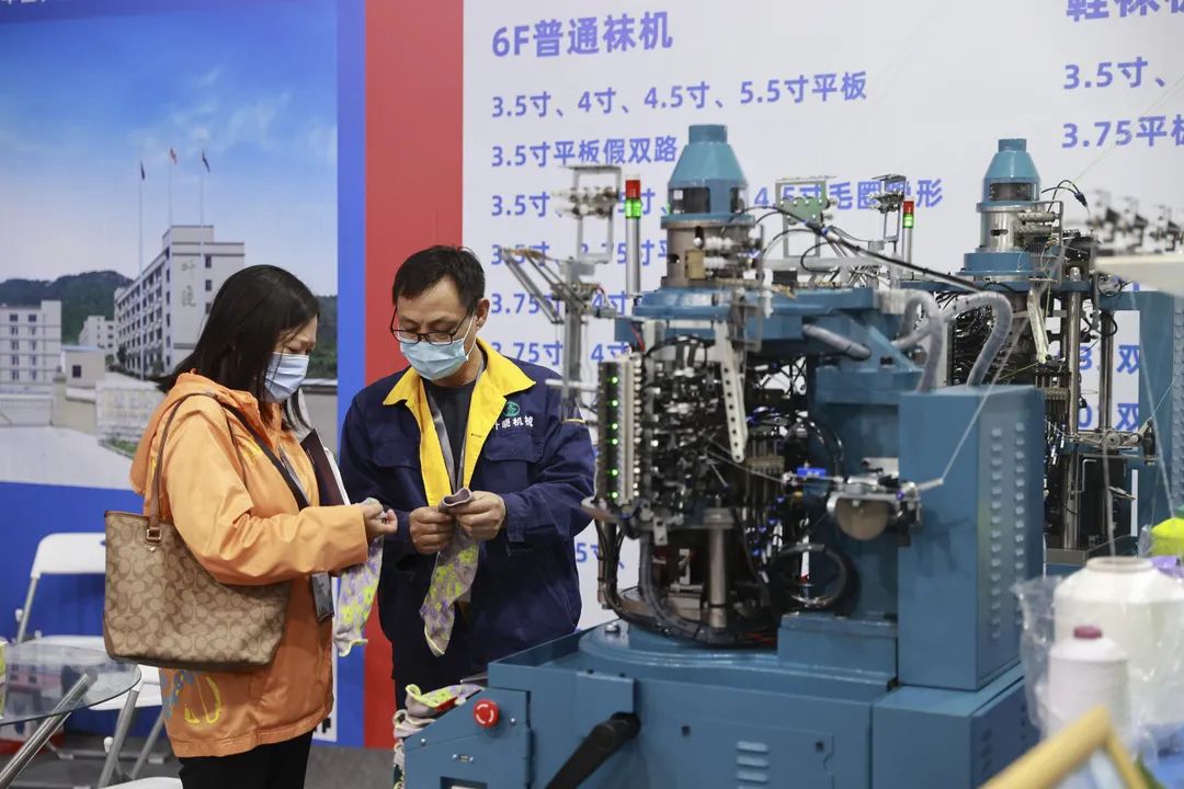 嘉志利机械生产的高密针数一体袜机,最高可生产240针的袜子,使棉袜如