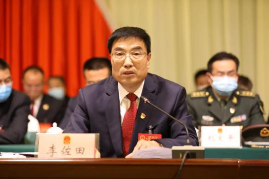 新当选的区人大常委会主任李佐田作任职发言.