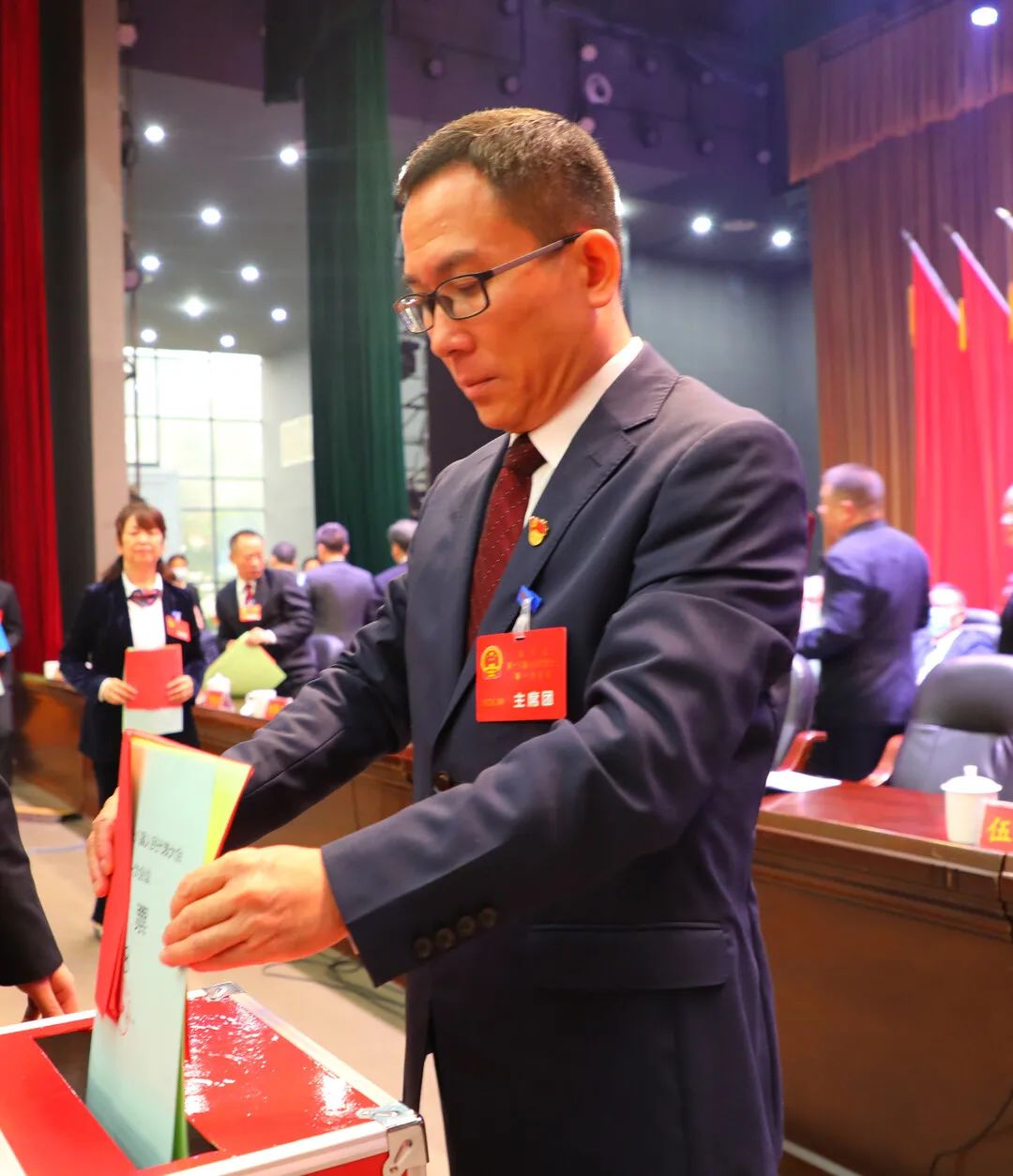 新宁县第十八届人民代表大会第一次会议举行第三次全体会议