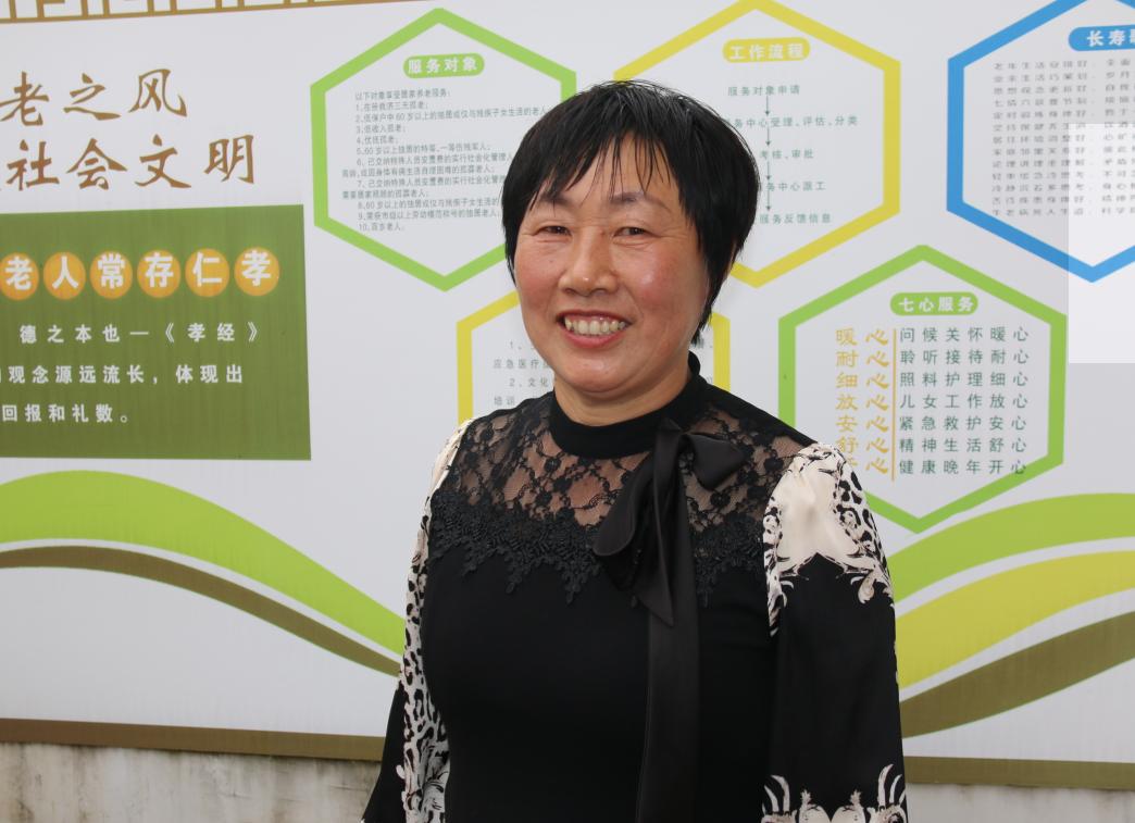 陈德玉的母亲60多岁时患了脑梗塞,陈德玉承担起操持家务,照顾卧病在床