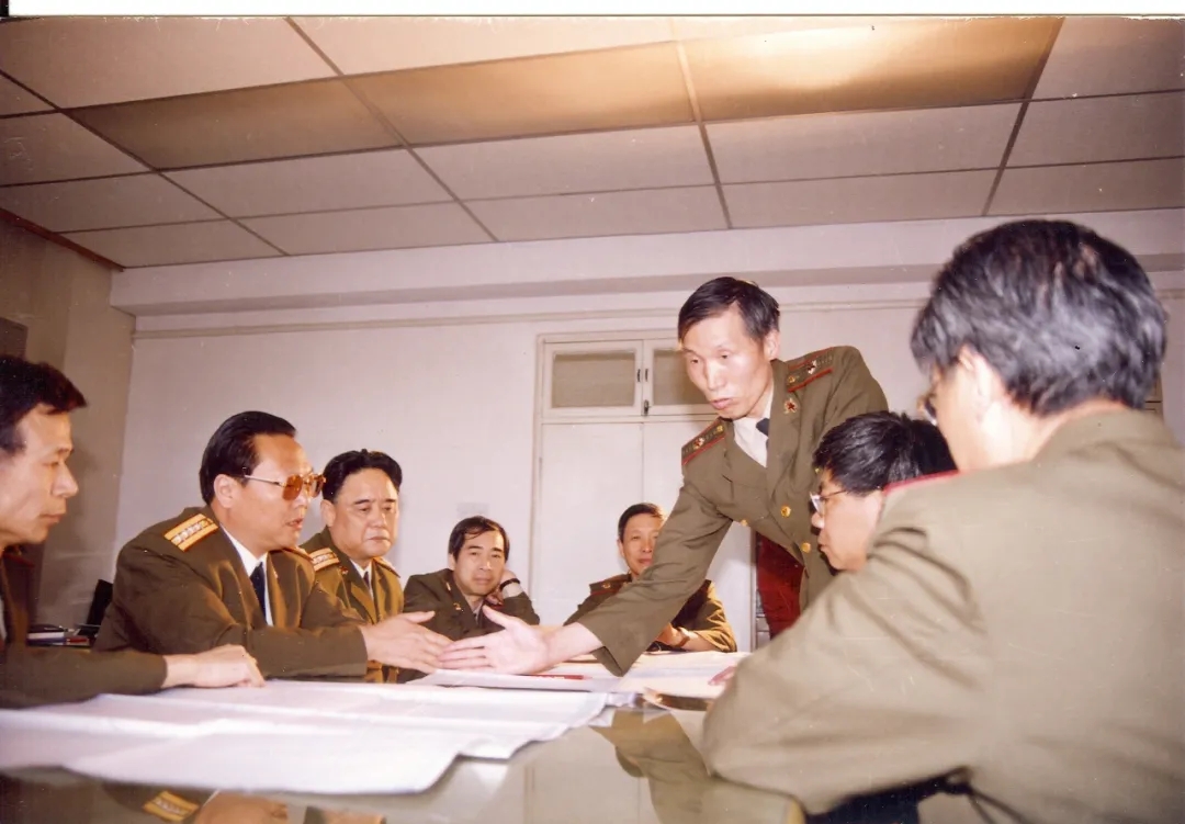 100年100人46黄俊接过父亲手中的笔