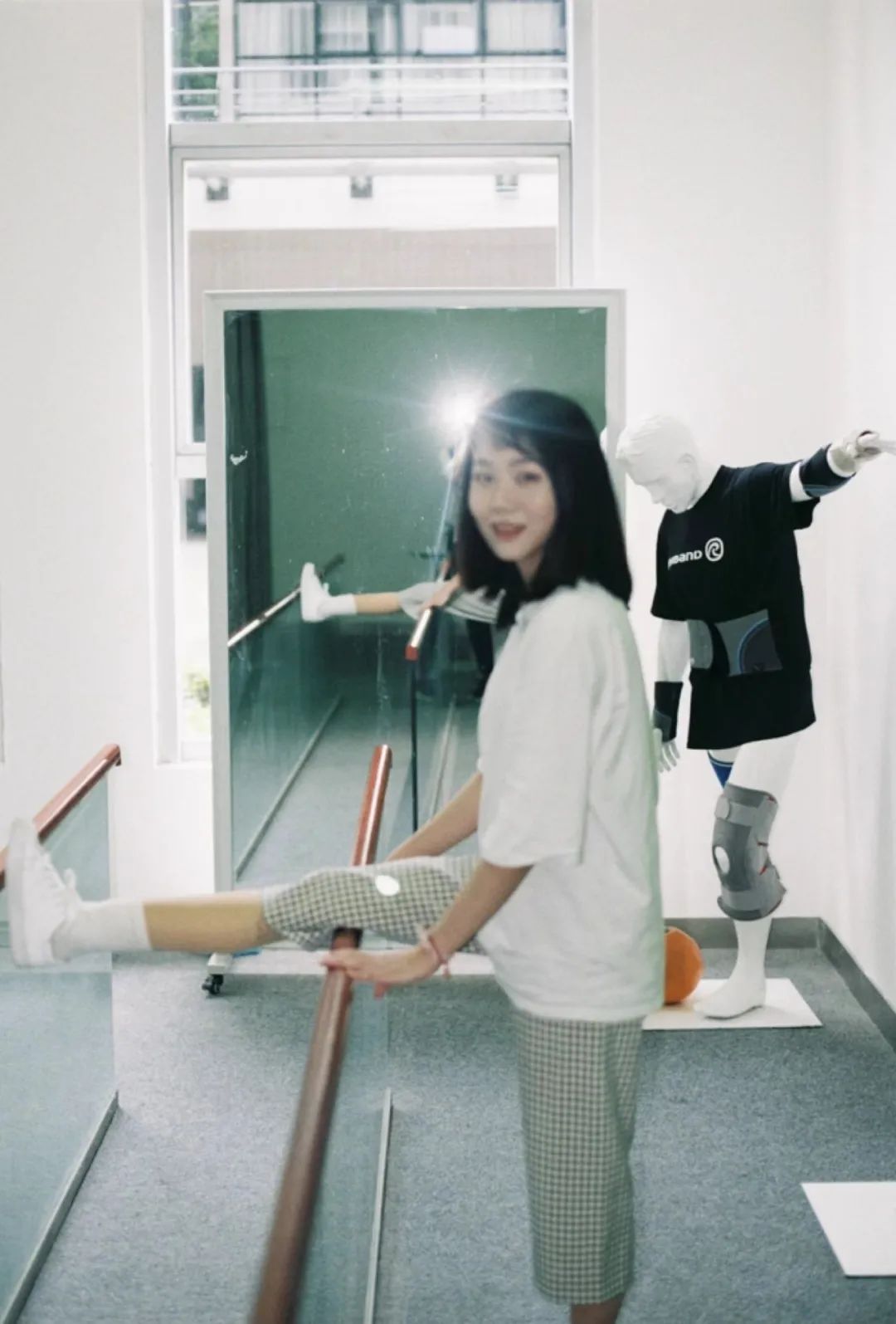 牛钰，你真漂亮！汶川地震截肢女孩牛钰，在上海时装周的T台上完成第一次走秀-天下名家网