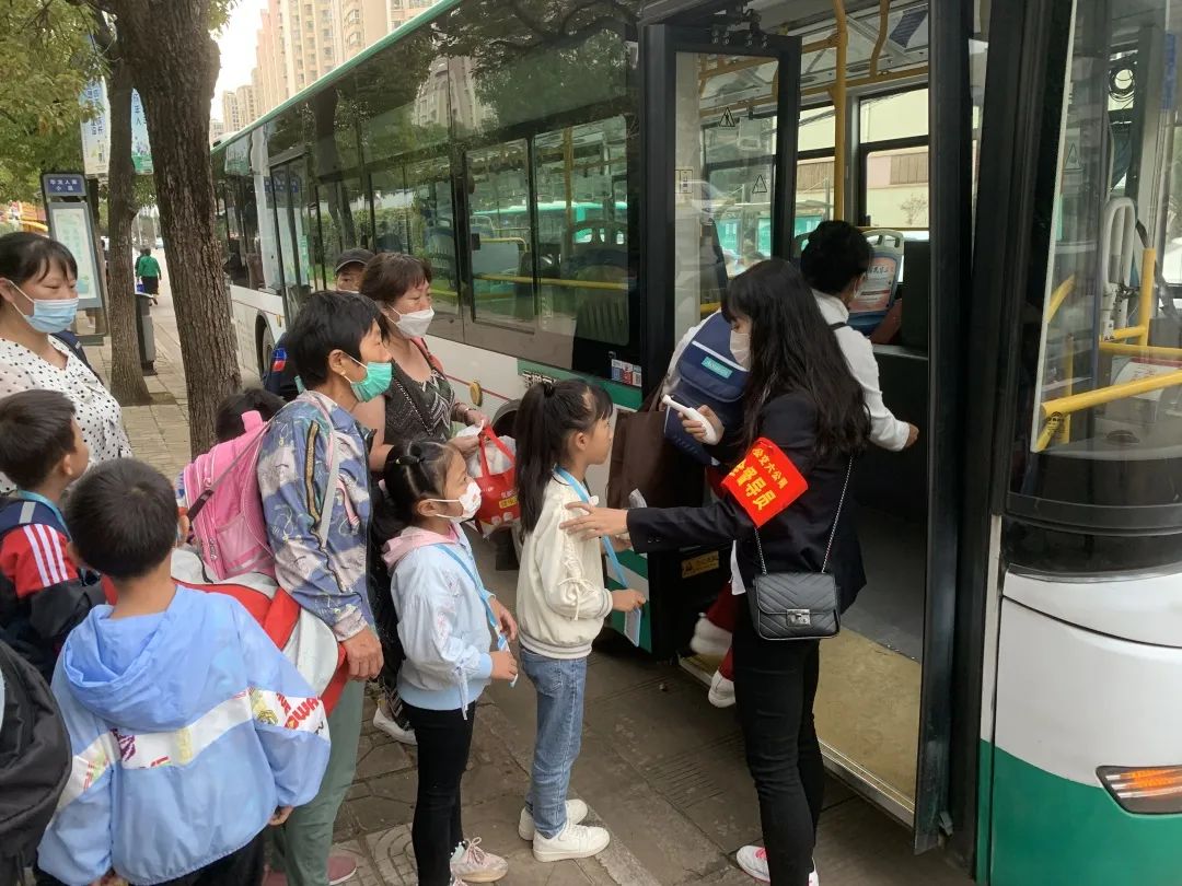 车直接开到校门口,学生下车后在安全