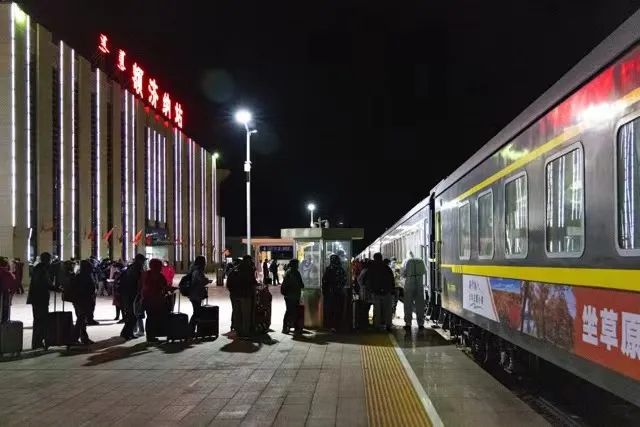 额济纳滞留旅客坐着专列返程了!