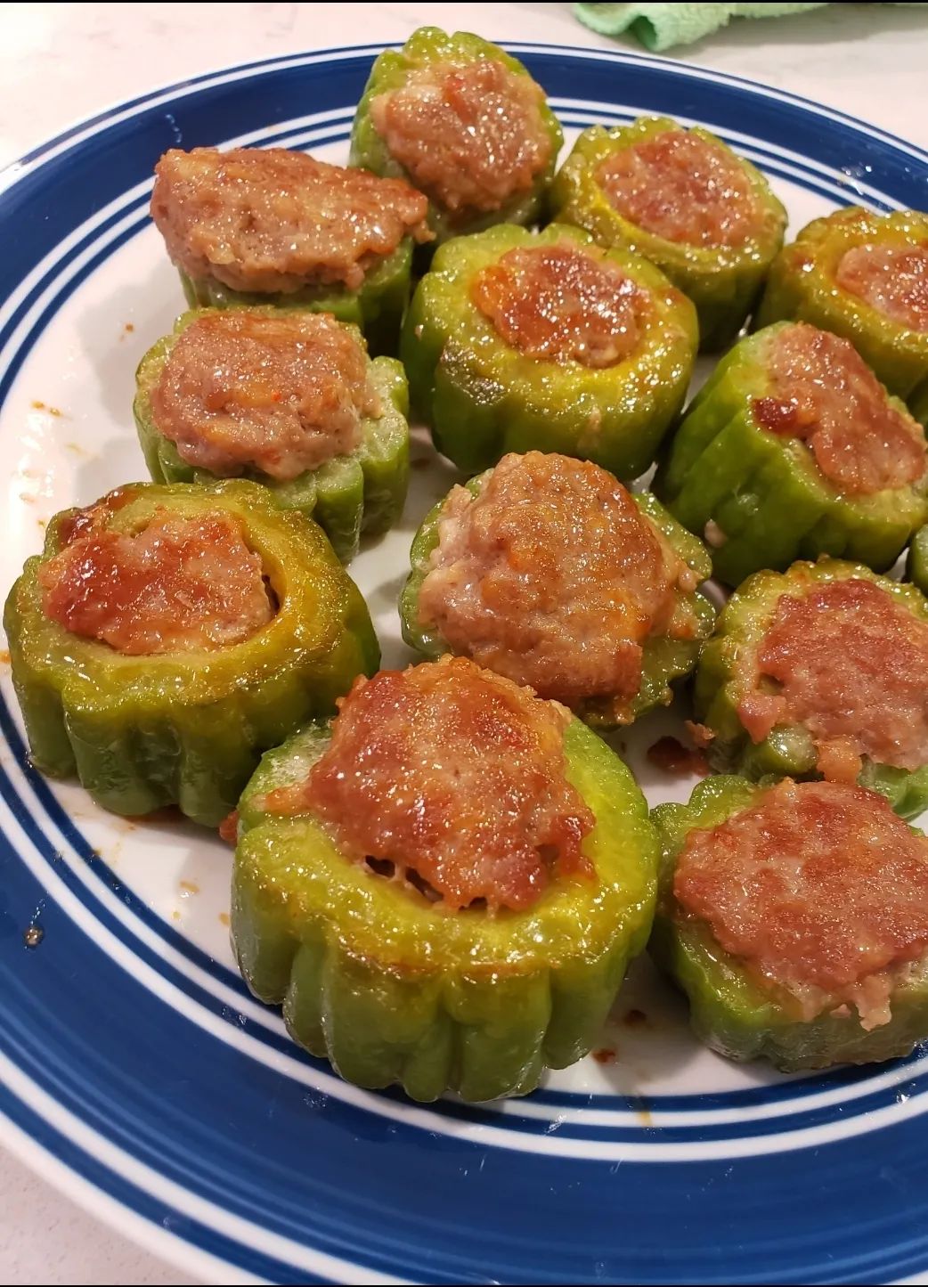 今天做了酿苦瓜,强调是我做给自己的,不再勉强他们吃.