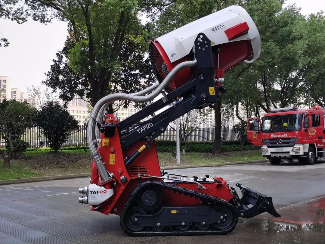 今天长宁这场紧急救援用上了消防机器人