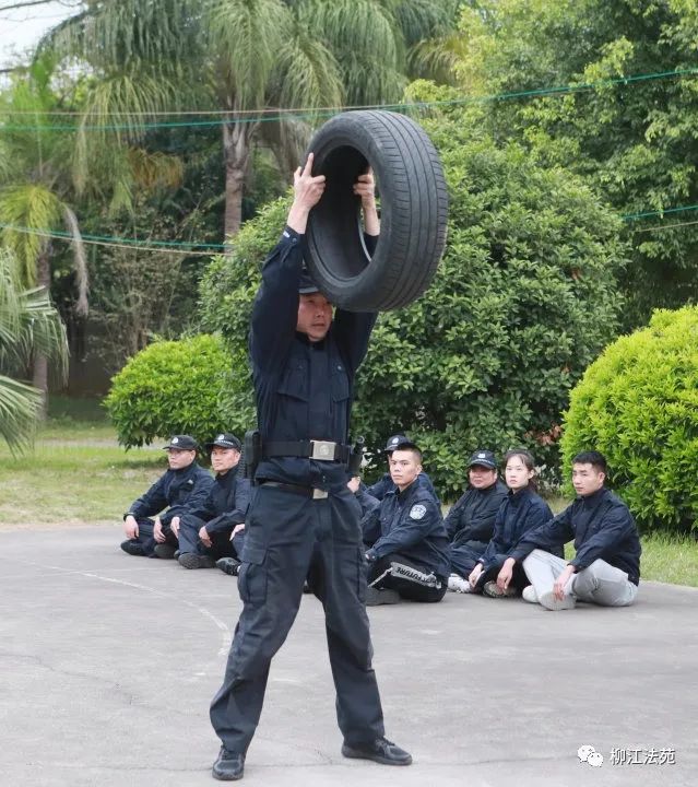 前方高能擒敵拳警棍盾牌術法警小哥哥實戰化訓練太颯了