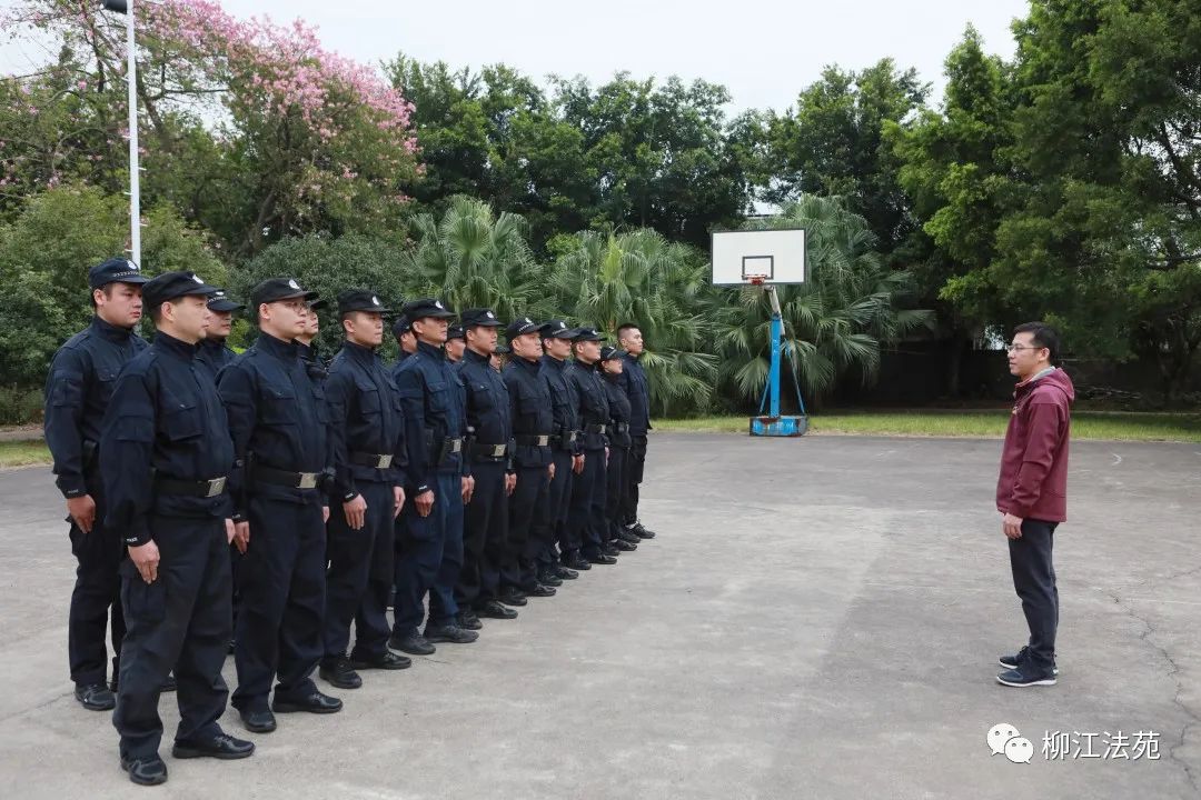 前方高能擒敵拳警棍盾牌術法警小哥哥實戰化訓練太颯了