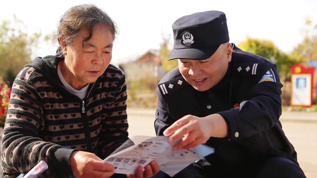 图为兰西县公安局城东派出所教导员宋鹤(左二)带领辅警在学校定点定时