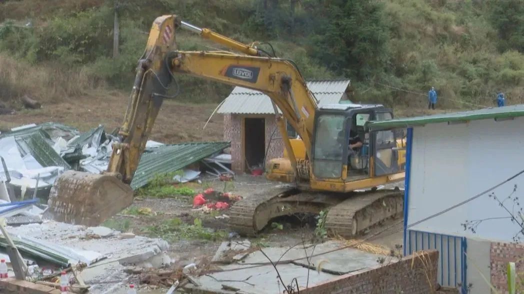 違法佔用基本農田板當鎮1處養豬場被依法強拆