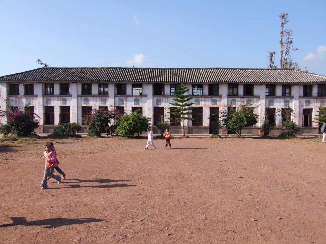 图说巍蒙百年改善办学条件打造亮丽校园