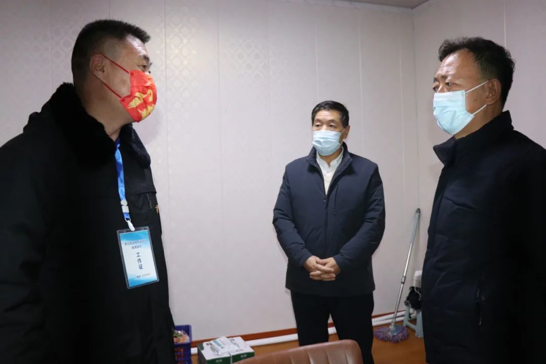 防疫一线固原中院院长董军督导检查一线防疫工作