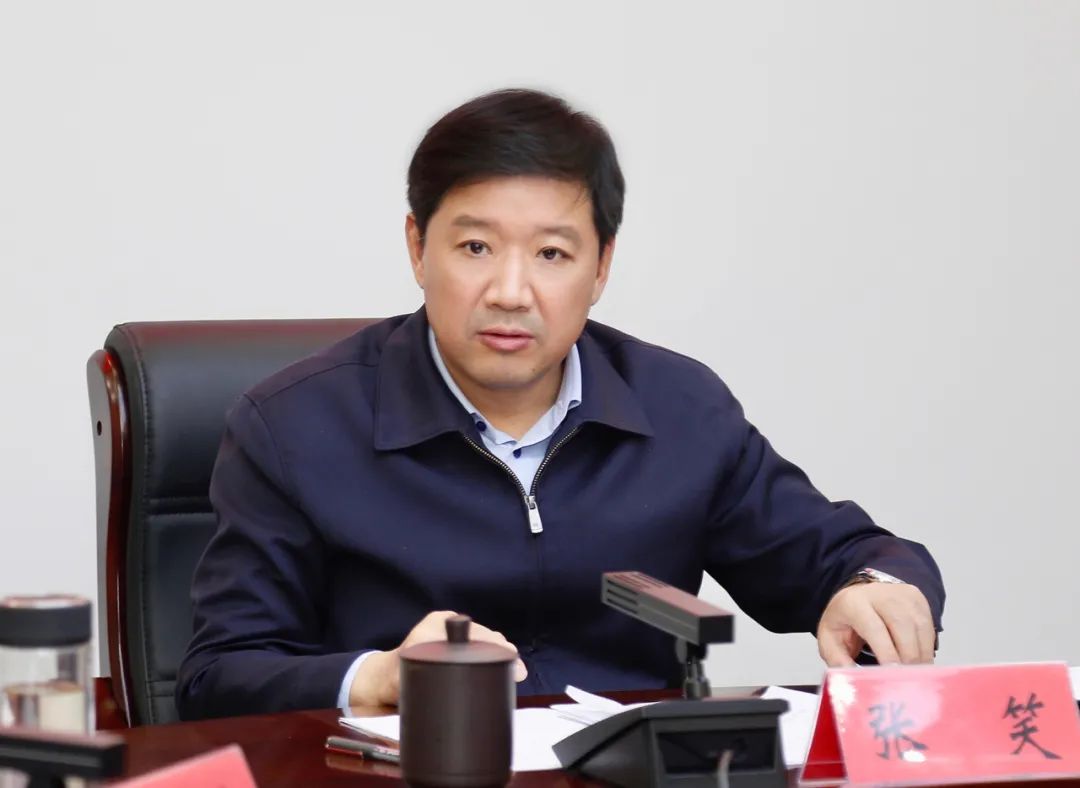 区领导颜复,朱书文,夏开封,戴向峰参加会议.