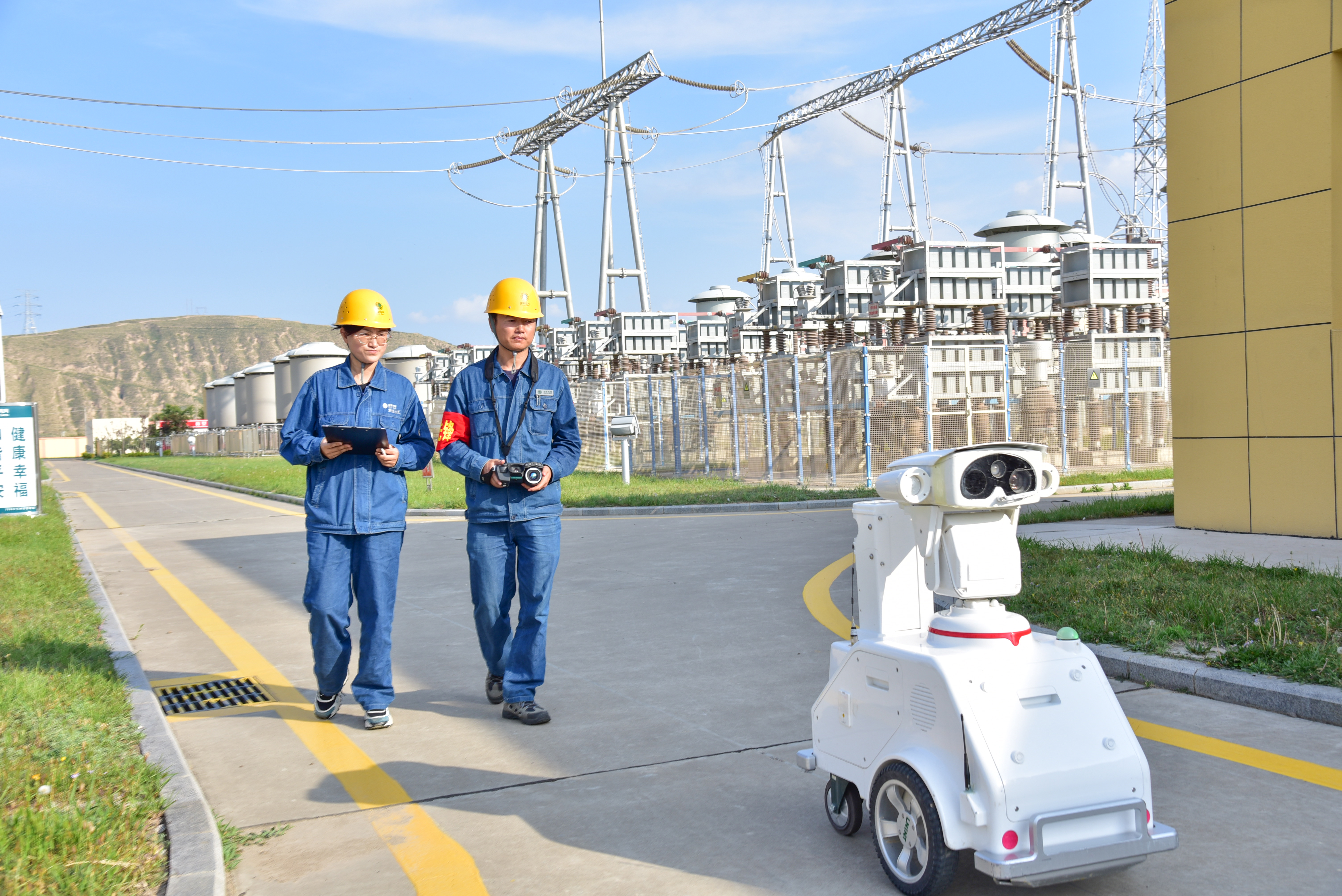 公司运用人工 机器人的方式在750千伏兰州东变电站开展设备巡检 