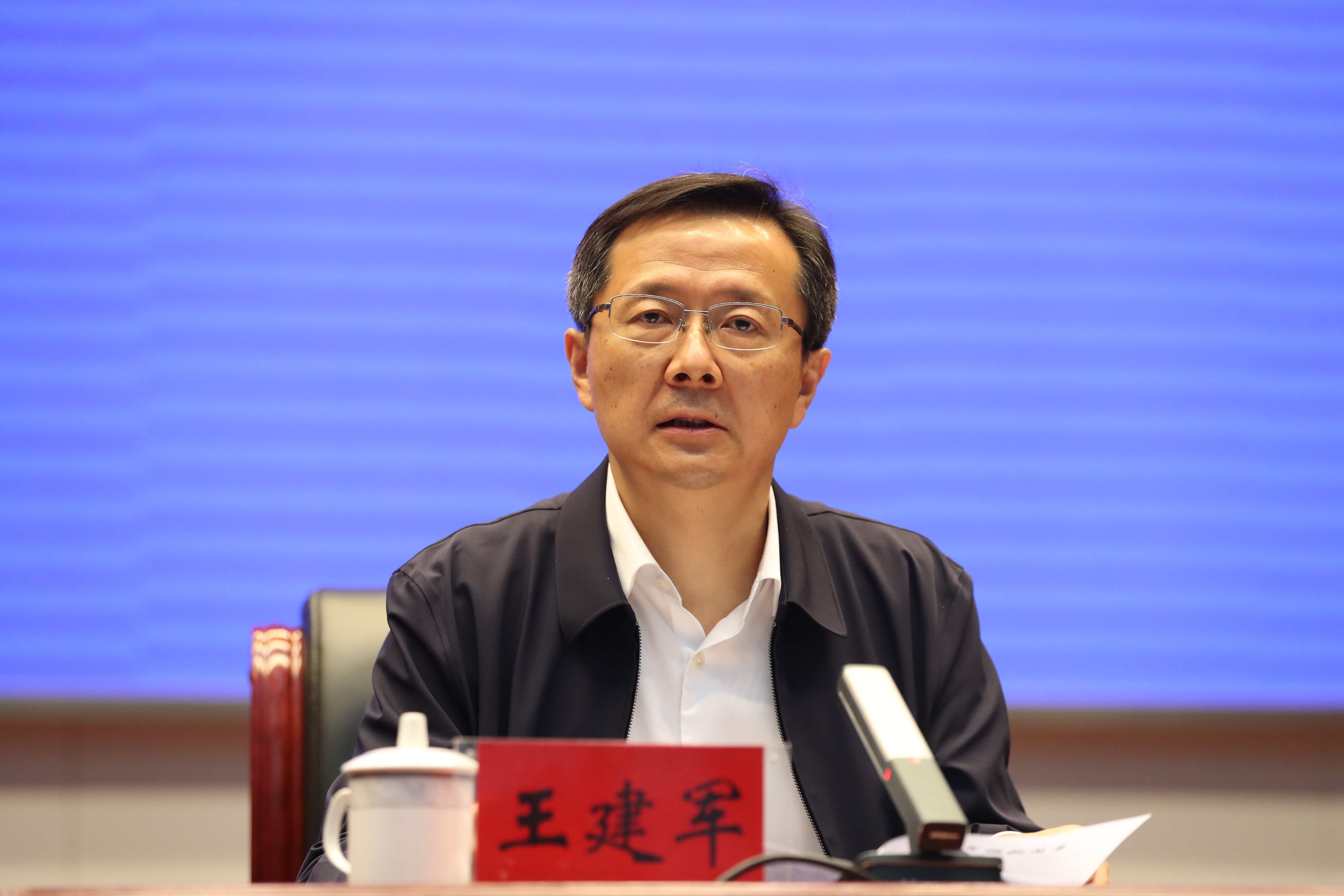 区委书记王建军主持会议,区领导张在明,时洪兵,张延峰,杨韬,蒋安民