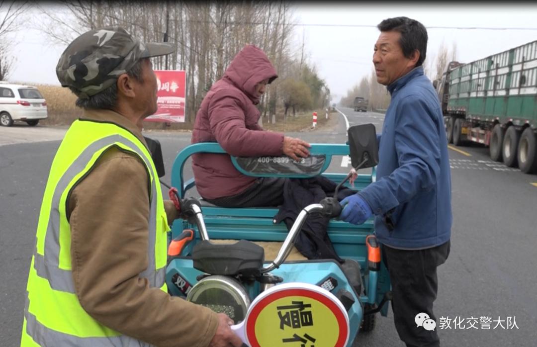 敦化交警充分发挥交通安全劝导员作用助力秋收农村道路交通安全