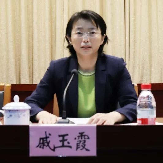 会上,区委组织部副部长戚玉霞宣布区委关于浦兴路