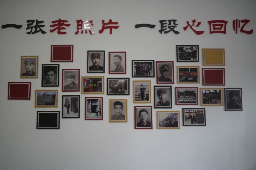 照片墙上的20多张照片是村委会工作人员从村里退役军人那里收集来的