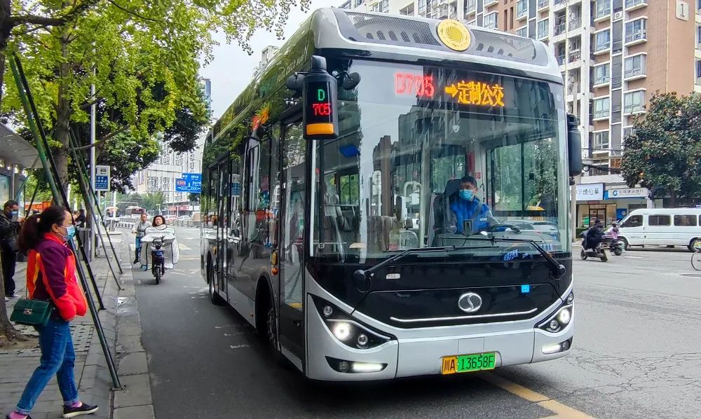 地铁羊犀立交,地铁蜀汉路东,二环府南新区站点,实现了普通公交与地铁