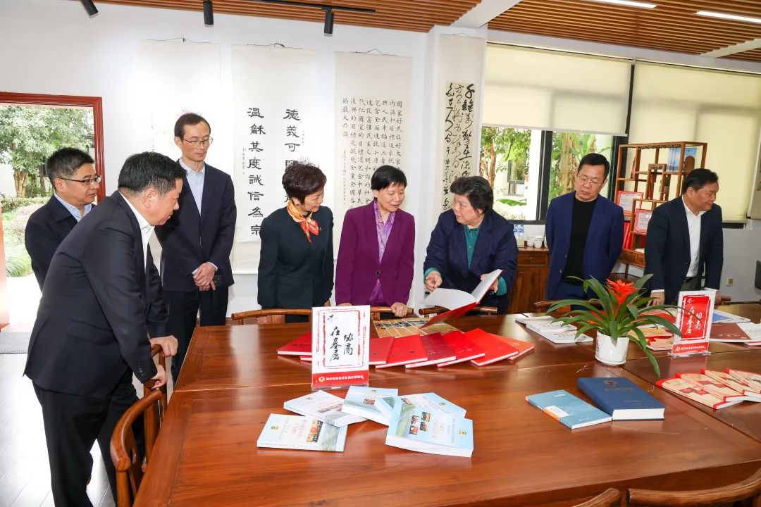 组办公室有关负责同志,区政协代秘书长朱爱萍,枫泾镇党委书记胡晓岚