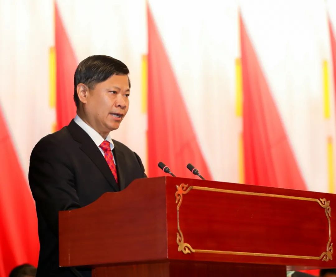 市人大常委会副主任罗建国作《景德镇市人大常委会工作报告》.