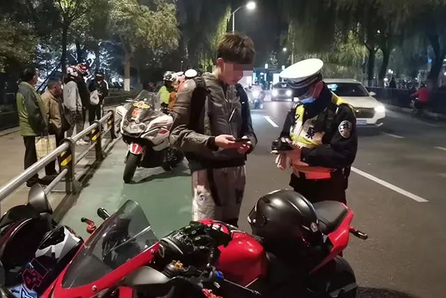 摩托車炸街飆車擾民濟南交警出手了