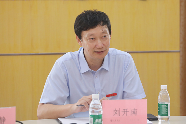 三亚学院执行校长刘开南对来访客人表示欢迎,对三亚学院办学整体情况