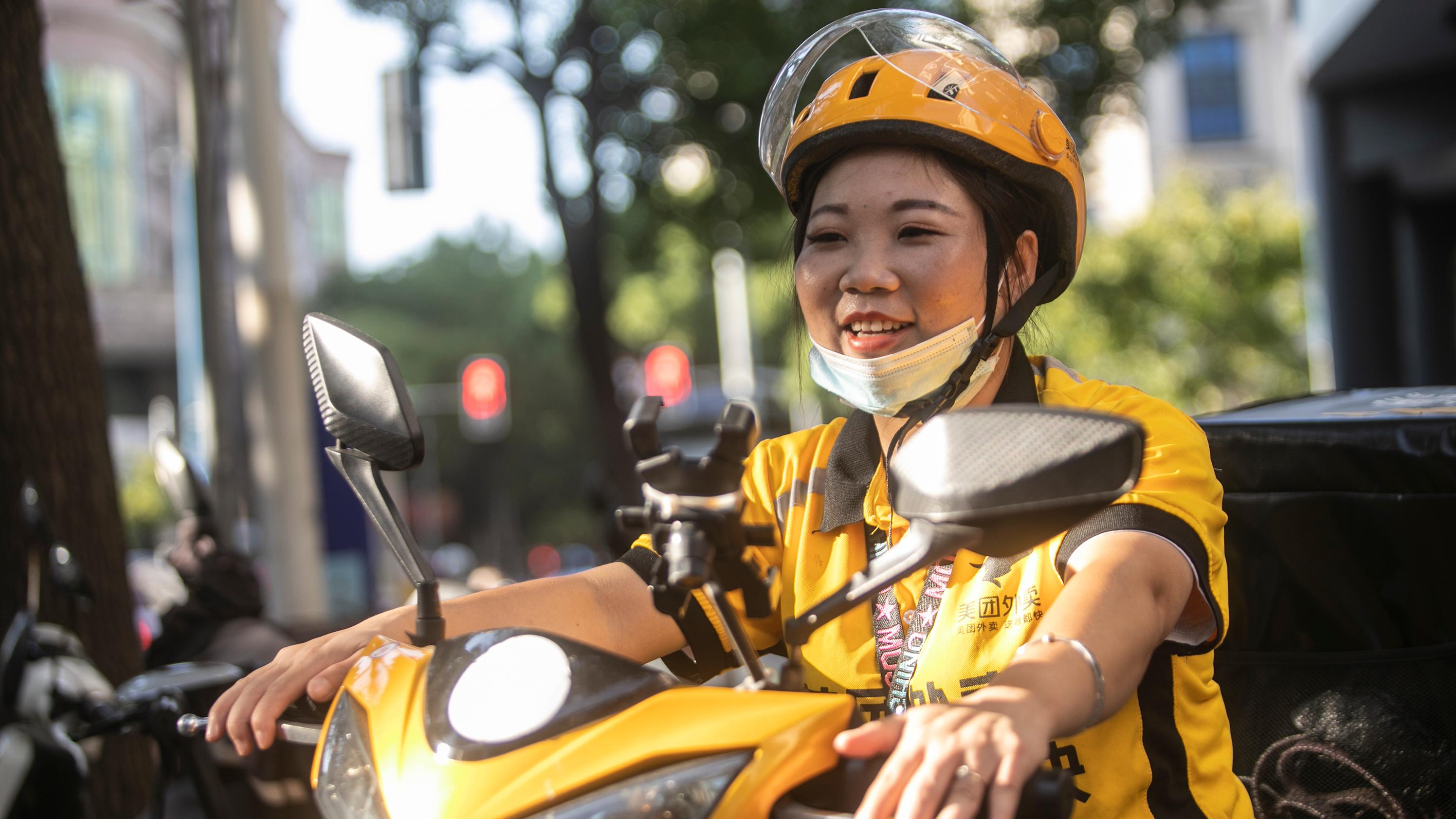 女骑手抗癌成功后回来送外卖,淋过雨的人更知道生活可贵