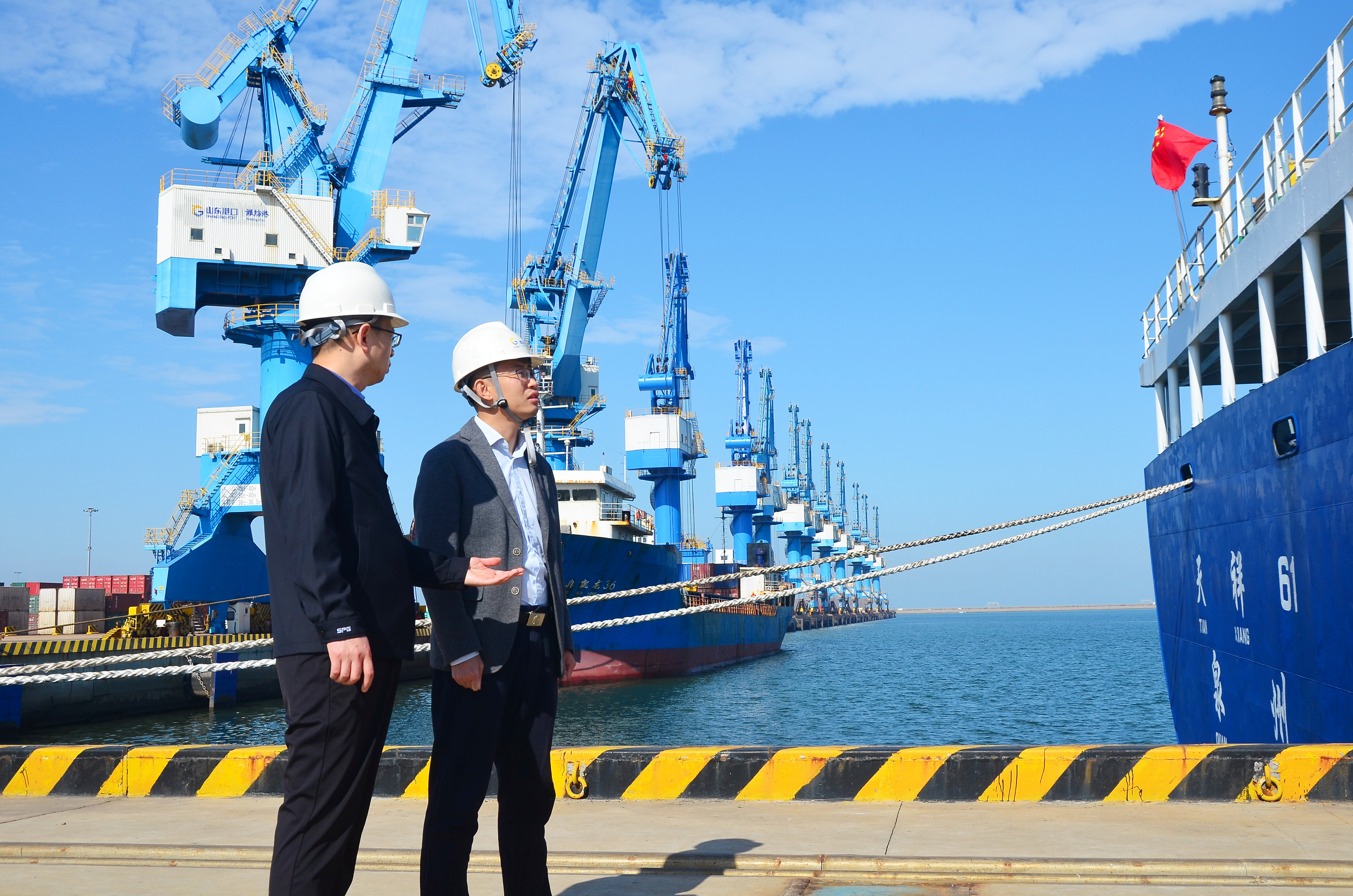 工作人员了解港口生产情况